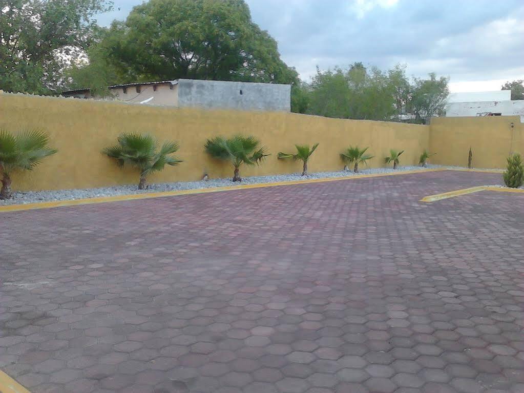 Monte Salerno Hotel & Suites Montemorelos エクステリア 写真